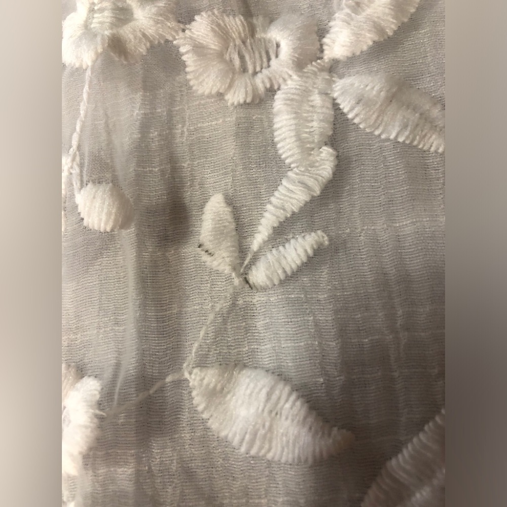 Elegant White Floral Embroidered Women's Top - Picture 13 of 13